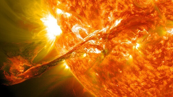 Photographie montrant une éjection de masse coronale, illustrant l'article présentant cinq informations sur le soleil